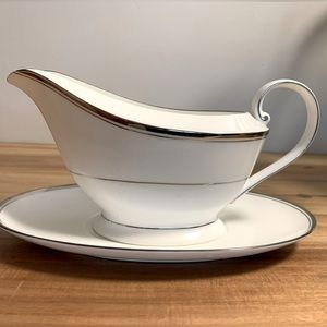 Mikasa Platinum Gothic Gravy Boat & Plate
